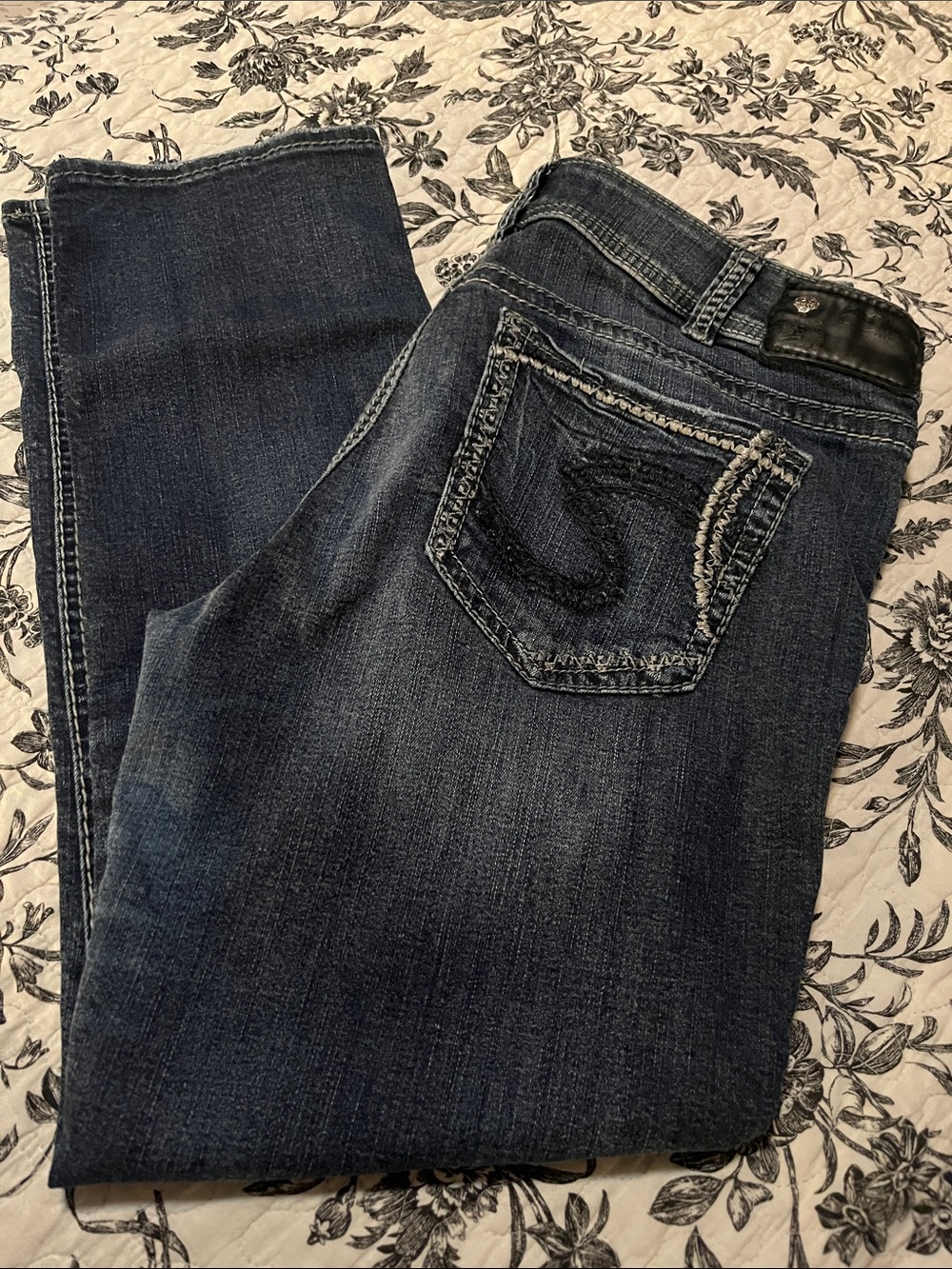 Silver Jeans Indigo Cropped Ankle Jeans with Contrast Stitching